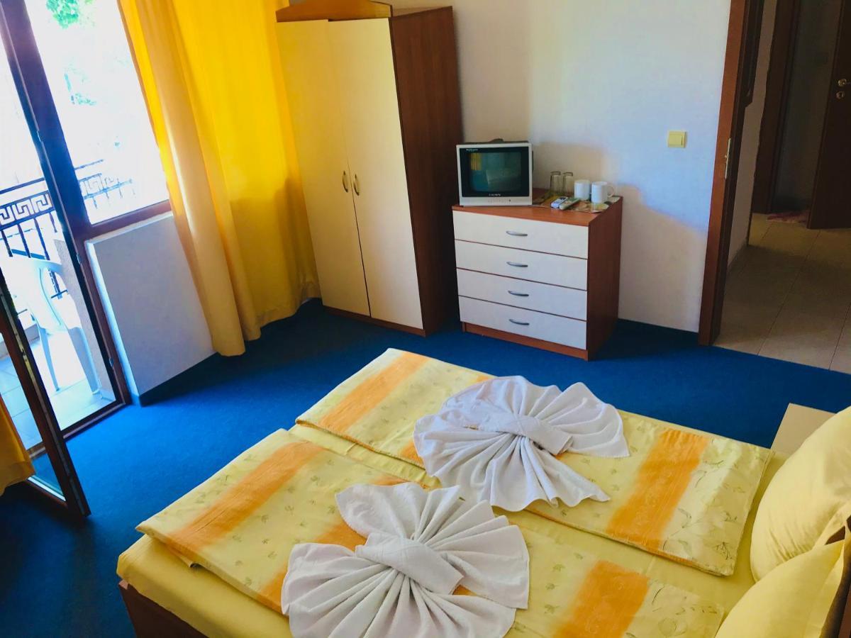 Family Hotel Friends Приморско Экстерьер фото