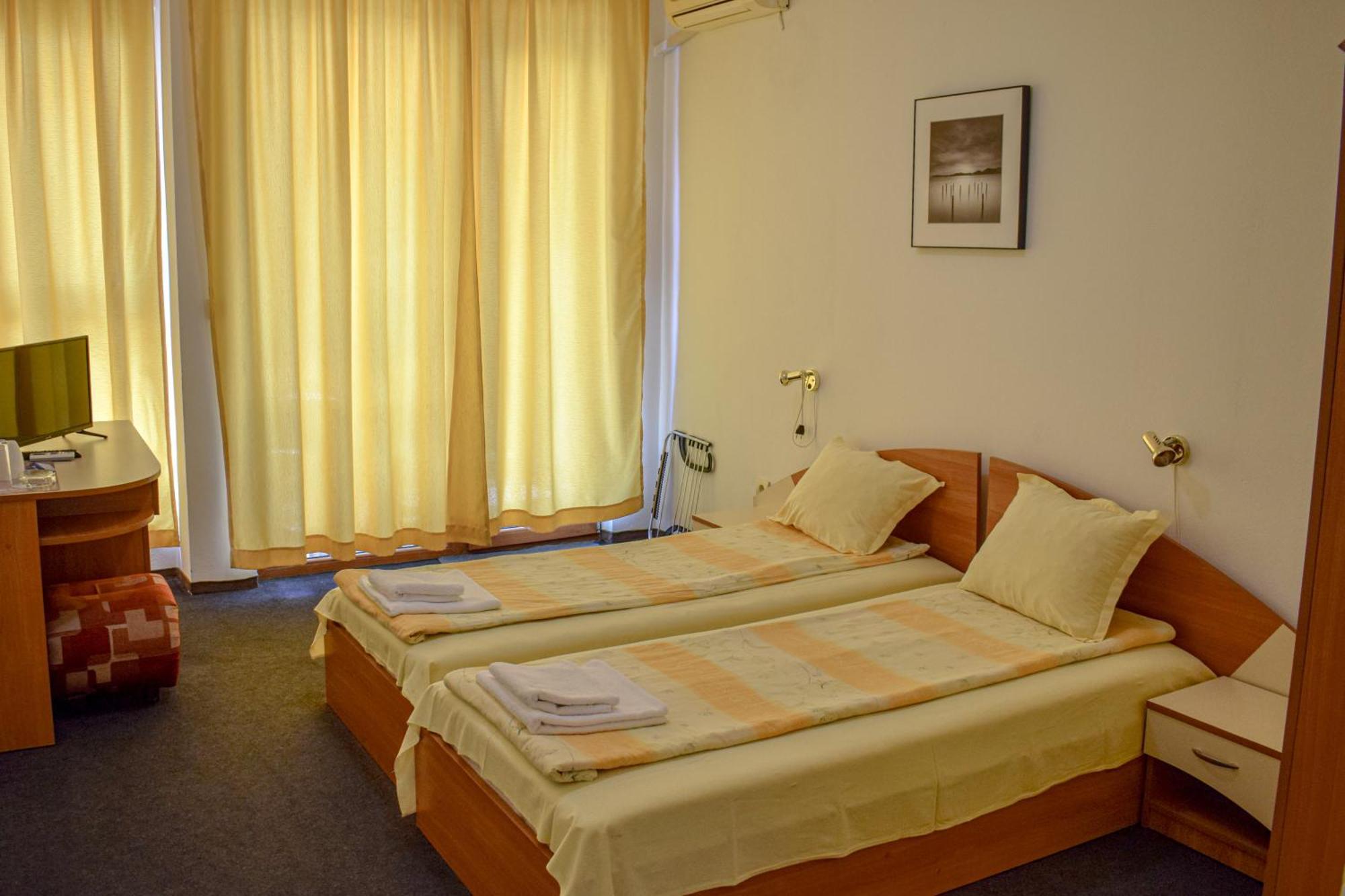 Family Hotel Friends Приморско Экстерьер фото