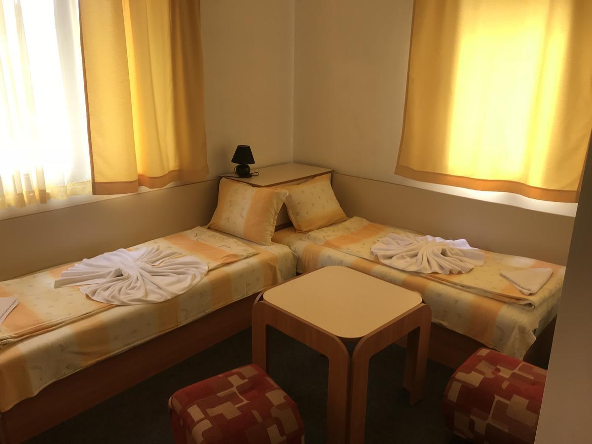 Family Hotel Friends Приморско Экстерьер фото