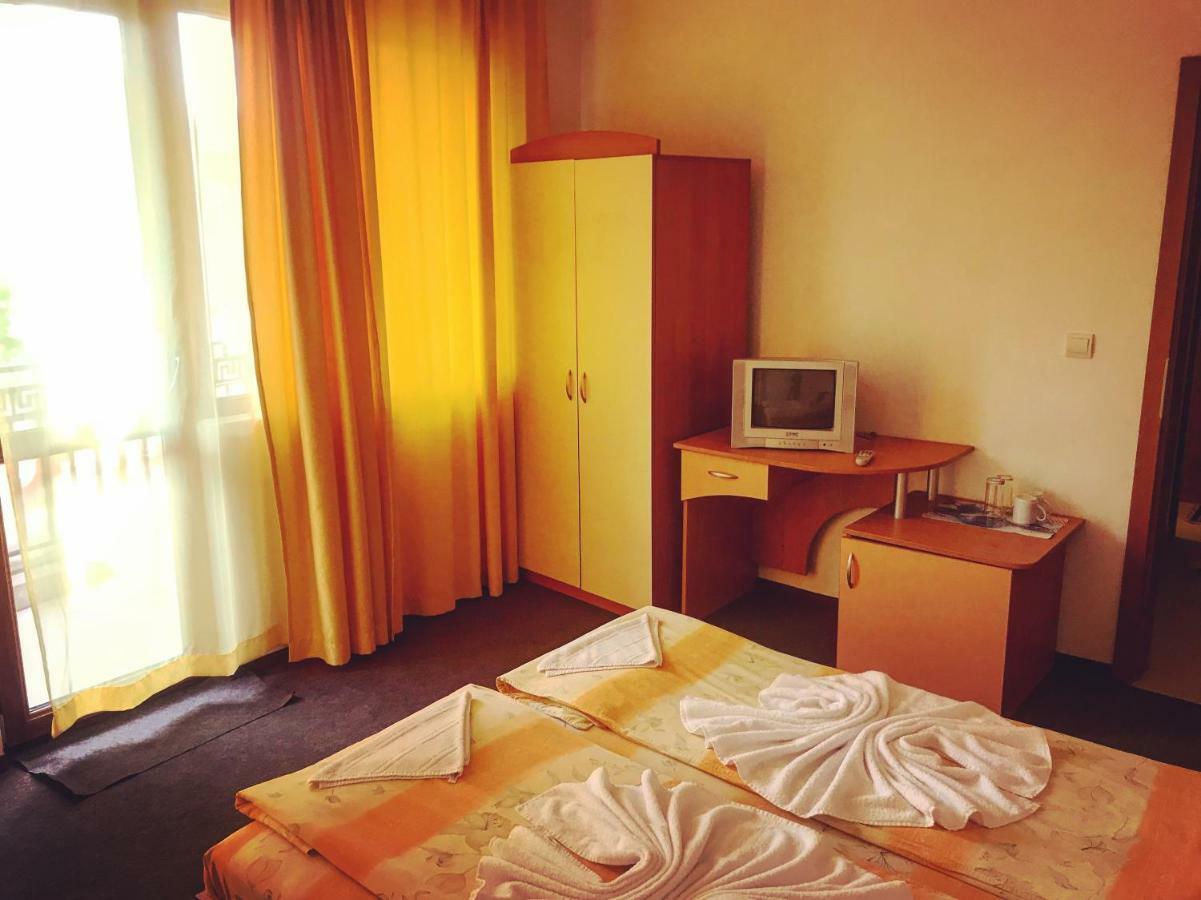Family Hotel Friends Приморско Экстерьер фото