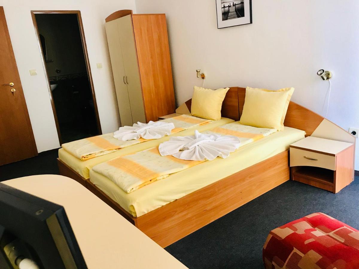 Family Hotel Friends Приморско Экстерьер фото